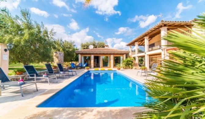 Lloseta Holiday Home Sleeps 6 with Pool and Air Con