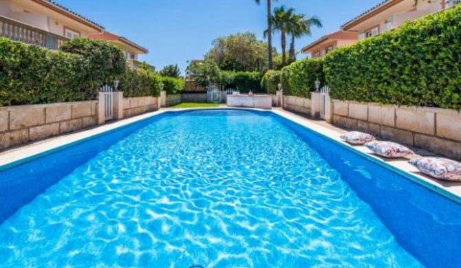 Playa de Muro Holiday Home Sleeps 6 with Pool Air Con and WiFi