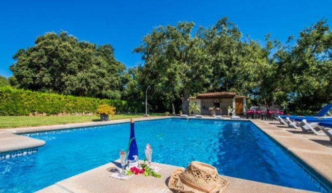 Pollenca Holiday Home Sleeps 6 with Pool and Air Con