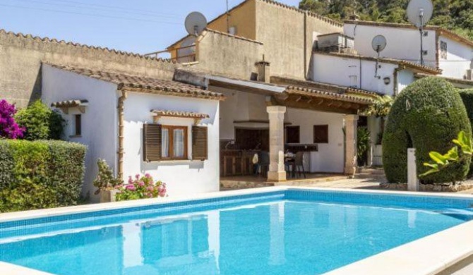 Pollenca Villa Sleeps 4 with Pool Air Con and WiFi