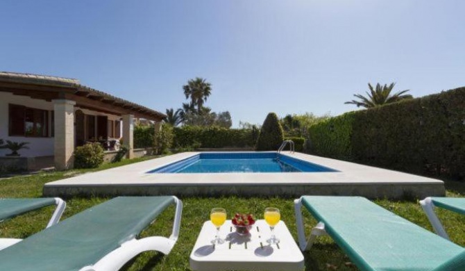 Pollenca Villa Sleeps 4 with Pool Air Con and WiFi