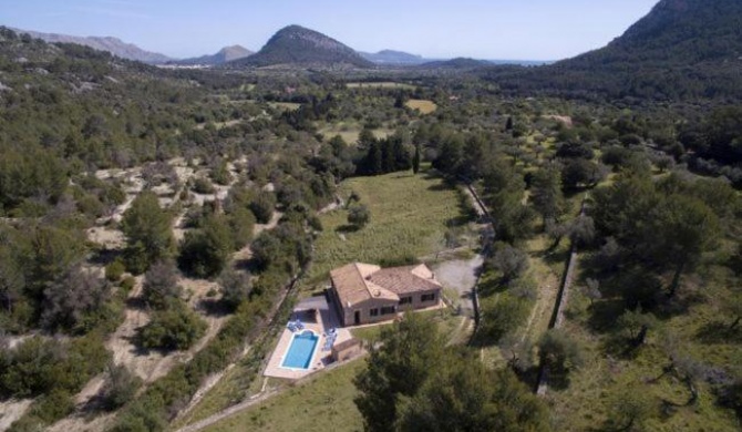 Pollenca Villa Sleeps 6 with Pool