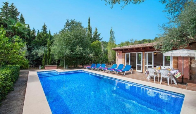 Pollenca Villa Sleeps 6 with Pool Air Con and WiFi