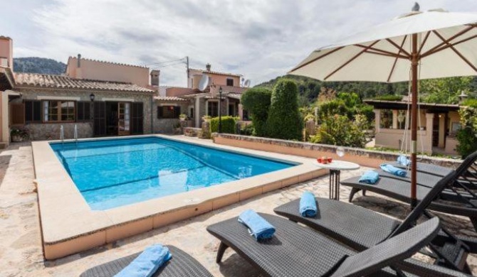 Pollenca Villa Sleeps 6 with Pool Air Con and WiFi