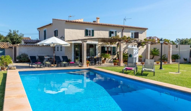 Pollenca Villa Sleeps 6 with Pool Air Con and WiFi