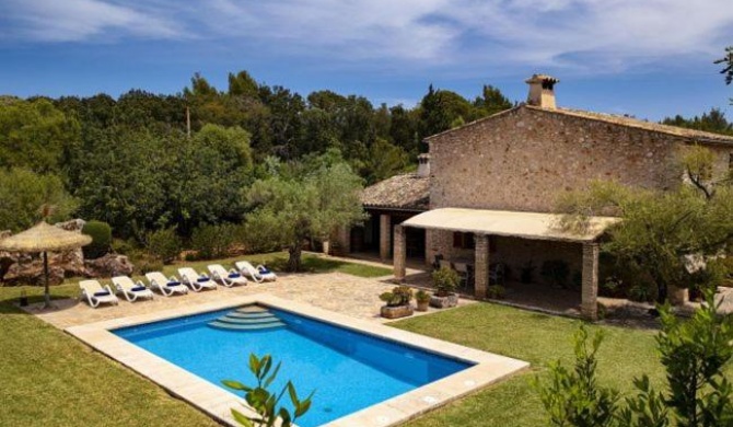 Pollenca Villa Sleeps 6 with Pool Air Con and WiFi