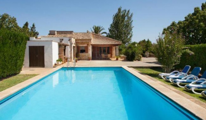 Pollenca Villa Sleeps 6 with Pool Air Con and WiFi