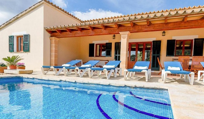 Pollenca Villa Sleeps 6 with Pool Air Con and WiFi