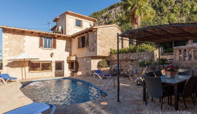 Pollenca Villa Sleeps 6 with Pool and Air Con