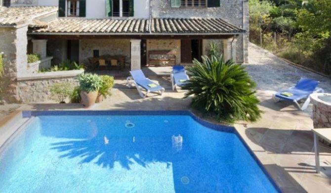 Pollenca Villa Sleeps 6 with Pool and WiFi