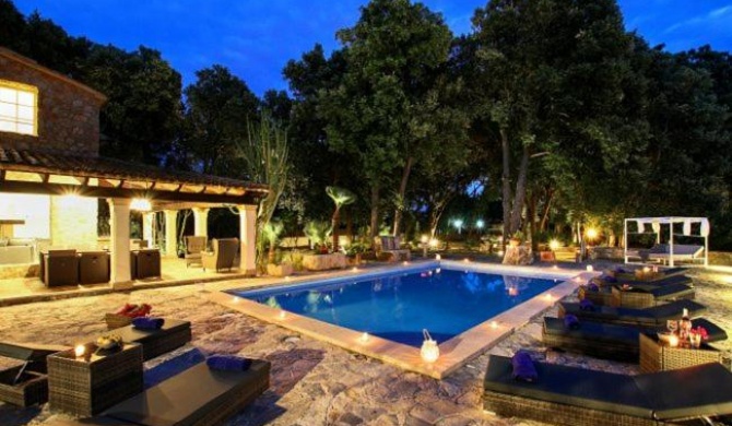 Pollenca Villa Sleeps 8 with Pool Air Con and WiFi