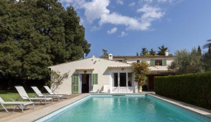 Pollenca Villa Sleeps 8 with Pool Air Con and WiFi