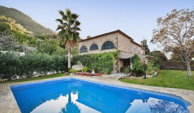 Pollenca Villa Sleeps 8 with Pool Air Con and WiFi