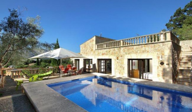 Pollenca Villa Sleeps 8 with Pool Air Con and WiFi