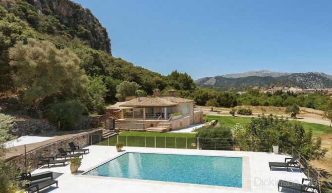 Pollenca Villa Sleeps 8 with Pool and Air Con