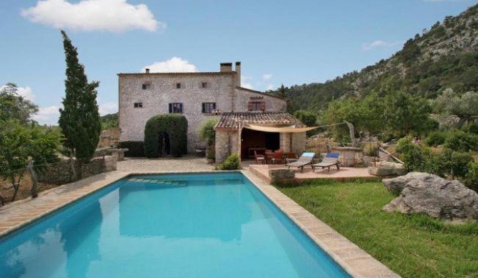 Pollenca Villa Sleeps 8 with Pool and WiFi