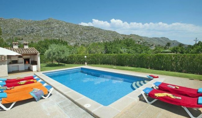 Villa in Pollenca Sleeps 6 with Pool and Air Con