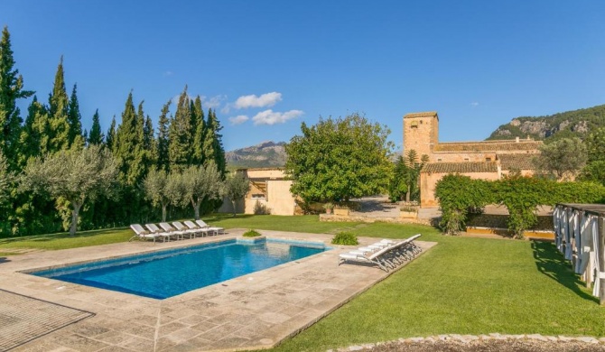 Historical house Mallorca pool wifi airconheat sleeps 12-14