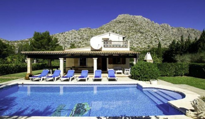 Villa in Port de Pollenca Sleeps 6 includes Swimming pool Air Con and WiFi 1