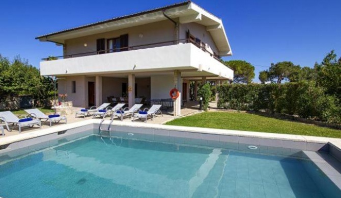 Villa in Port de Pollenca Sleeps 8 with Pool Air Con and WiFi