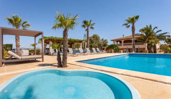 Villa in Can Picafort, located in the countryside, near the beach, has 5 bedroom