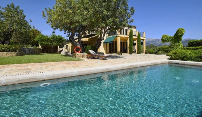 Beautiful country house with pool and views of the Tramuntana for 8 people