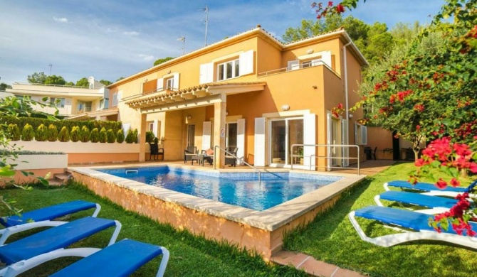 Modern villa with pool for 8 people near the beach of Aucanada